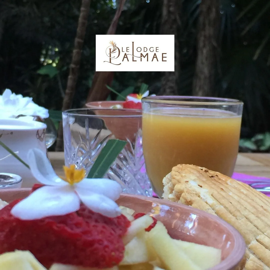 Une assiette de fruits et un jus, au petit-déjeuner