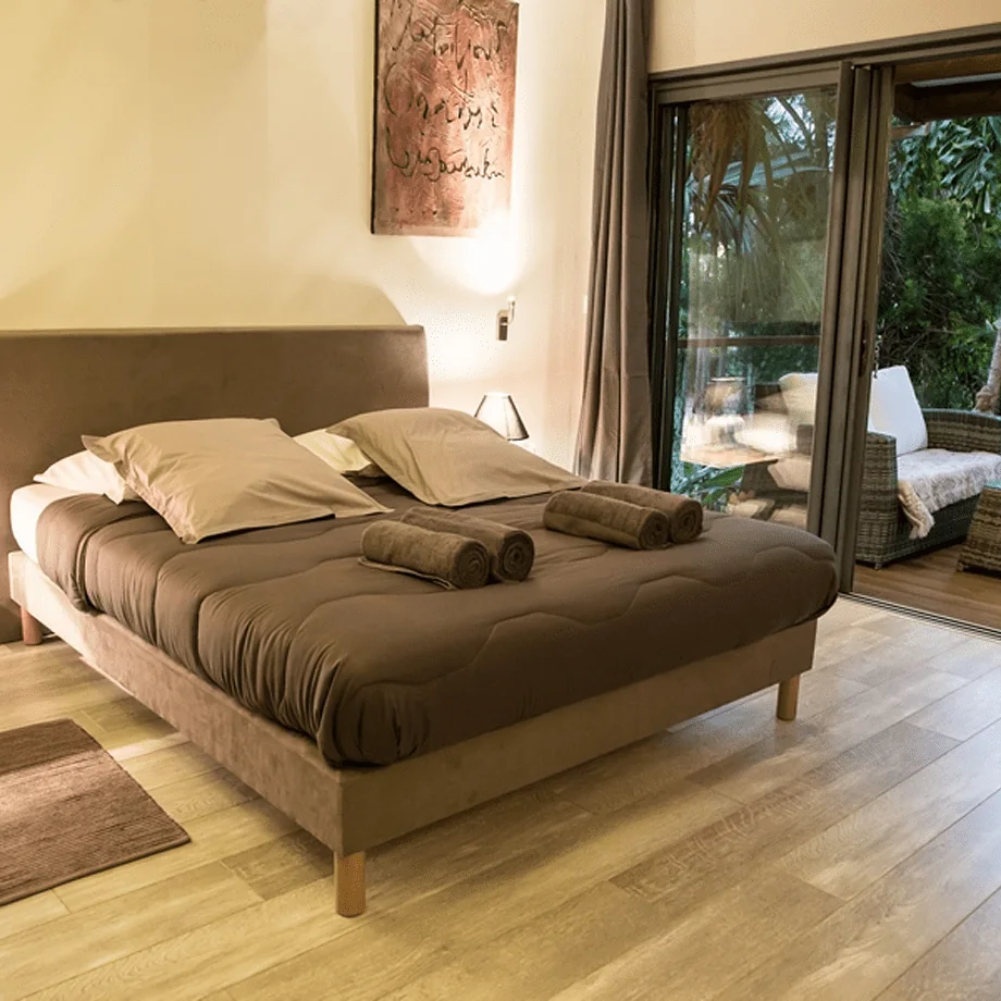 La chambre et sa baie vitrée sur la terrasse