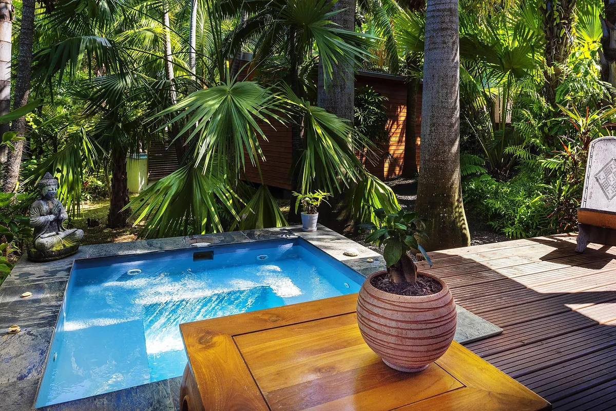 Le jacuzzi privatif d'un lodge, sur sa terrasse en bois