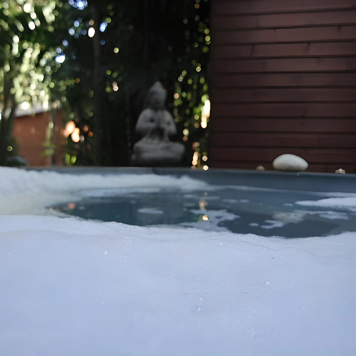 Le jacuzzi qui bouillonne, le soir