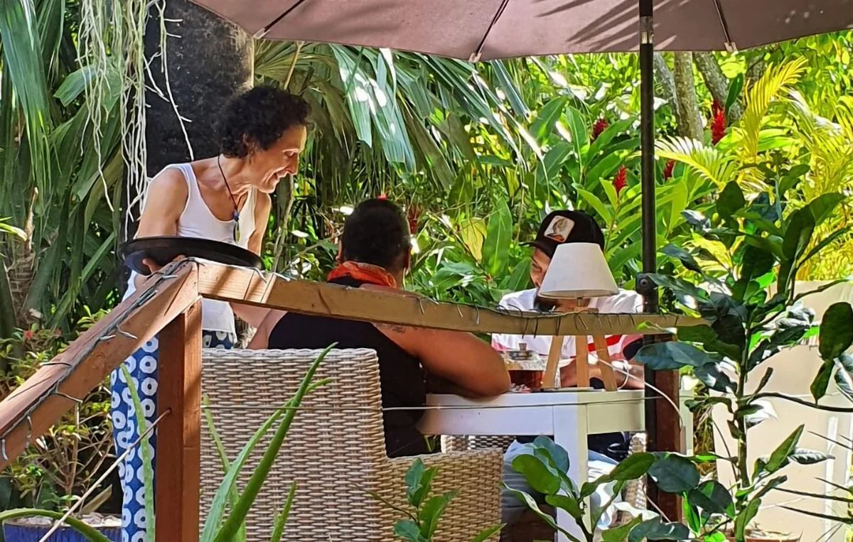 Le petit-déjeuner servi à table dans le jardin du lodge
