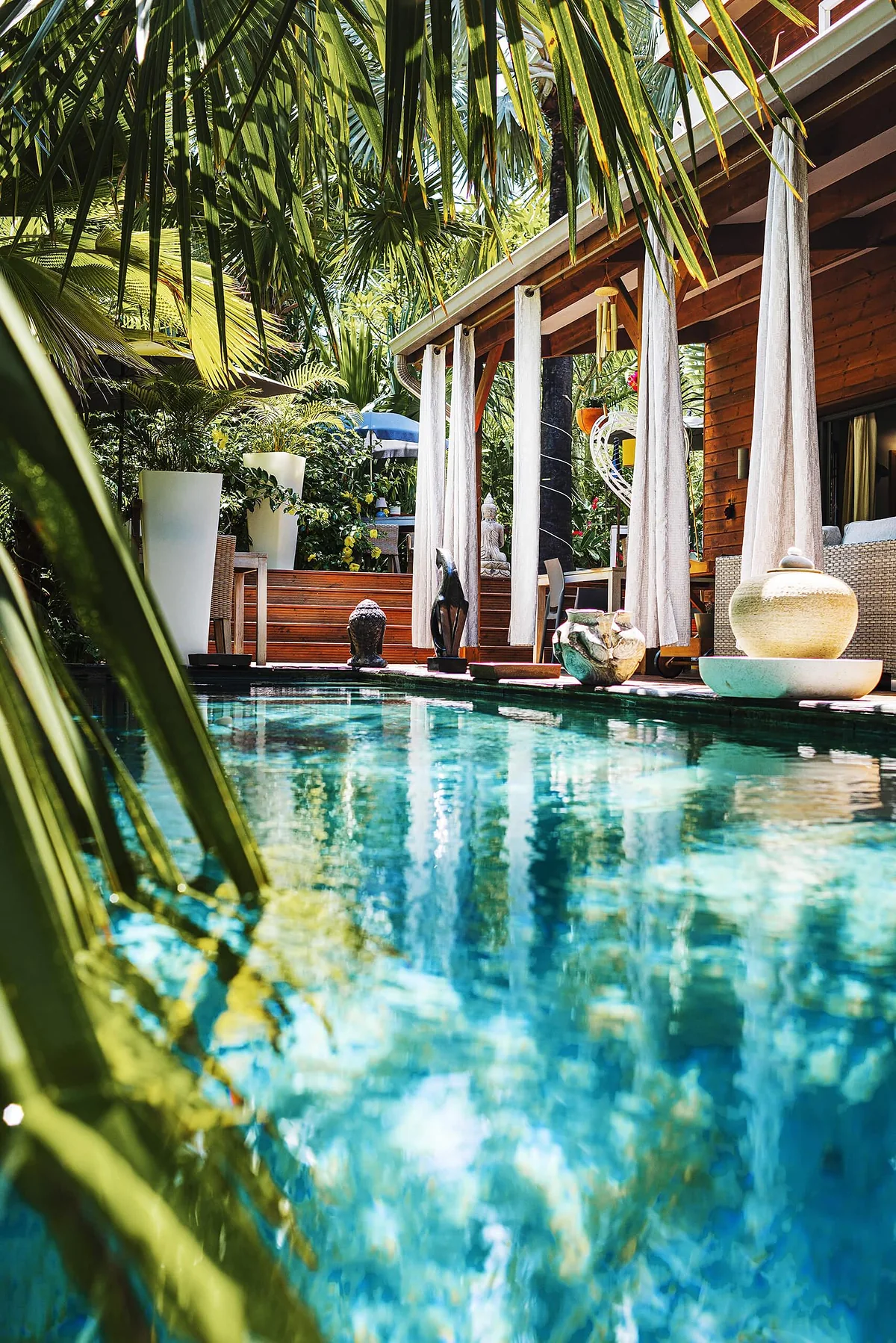 La piscine à débordement du Lodge Palmae sous les palmes, devant les lodges