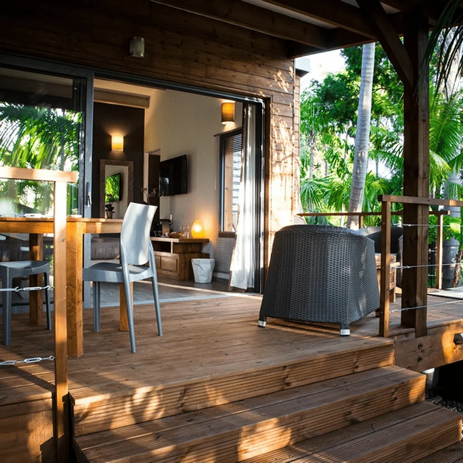 La terrasse en bois, ouverte sur la chambre