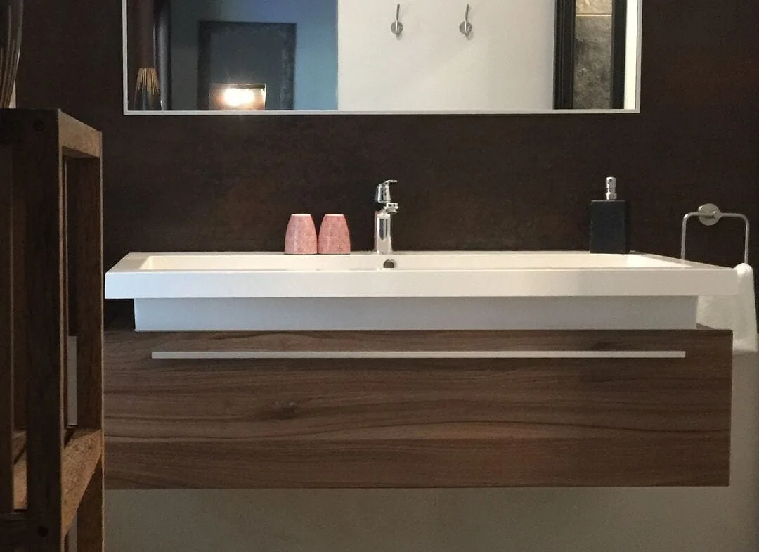 La vasque d'une salle d'eau, sous le miroir
