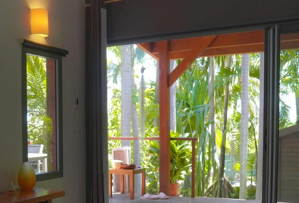 La baie ouverte sur la terrasse et la palmeraie